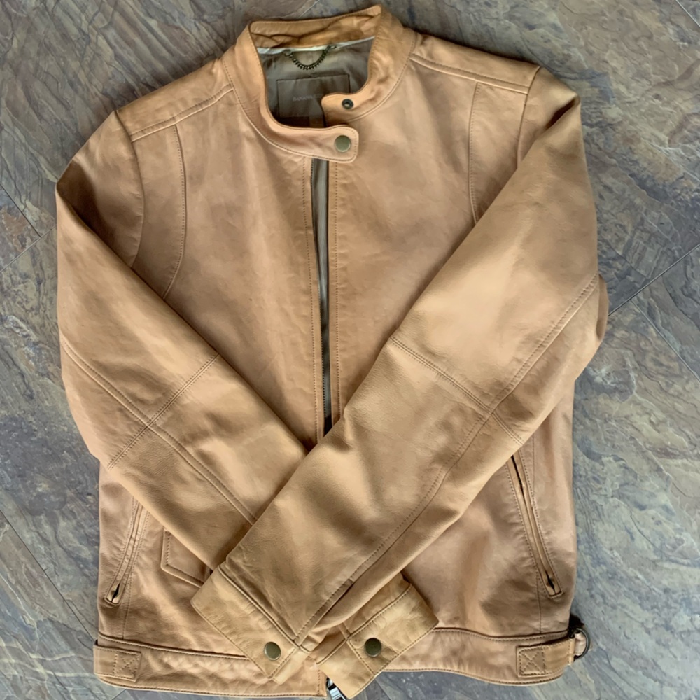 Vintage tan, banana republic 100% real leather women’s bomber.  Worn well!
